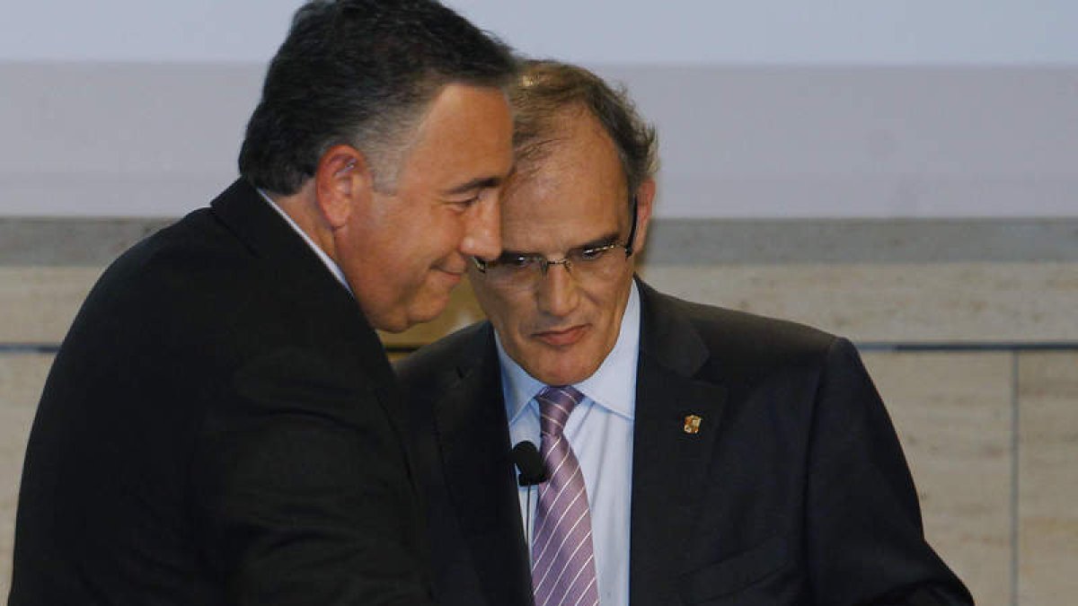 José Fernández Nieto extrae la bola en presencia de Marcelino Maté que emparejaba a la Ponferradina con el Real Jaén.