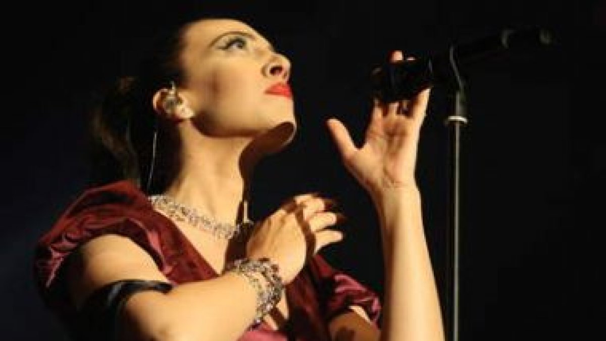 Mónica Naranjo en un momento de su impresionante puesta en escena.