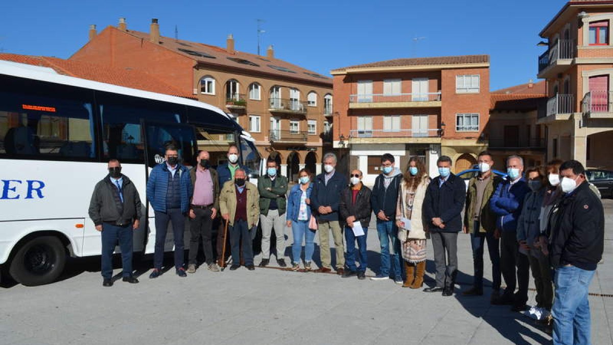 La delegada en su visita a Valencia de Don Juan; abajo, con los representantes de la zona de Sahagún. MEDINA/ACACIO