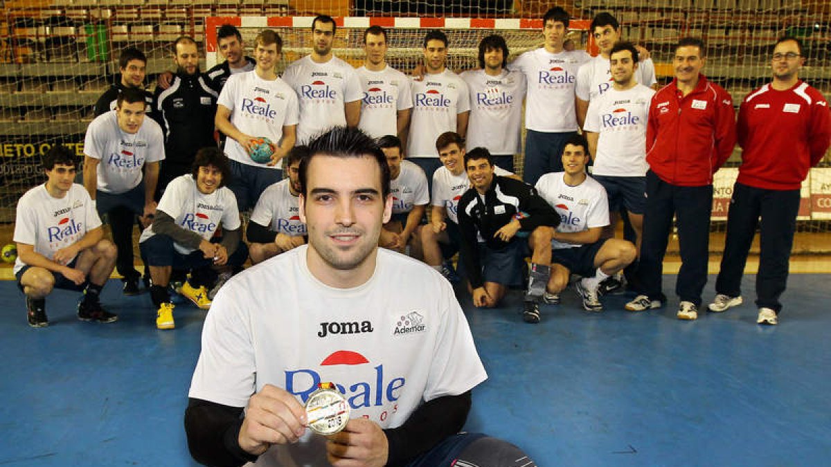 Ruesga compartió ayer su medalla de oro en el Mundial de España con el resto de la plantilla ademarista.