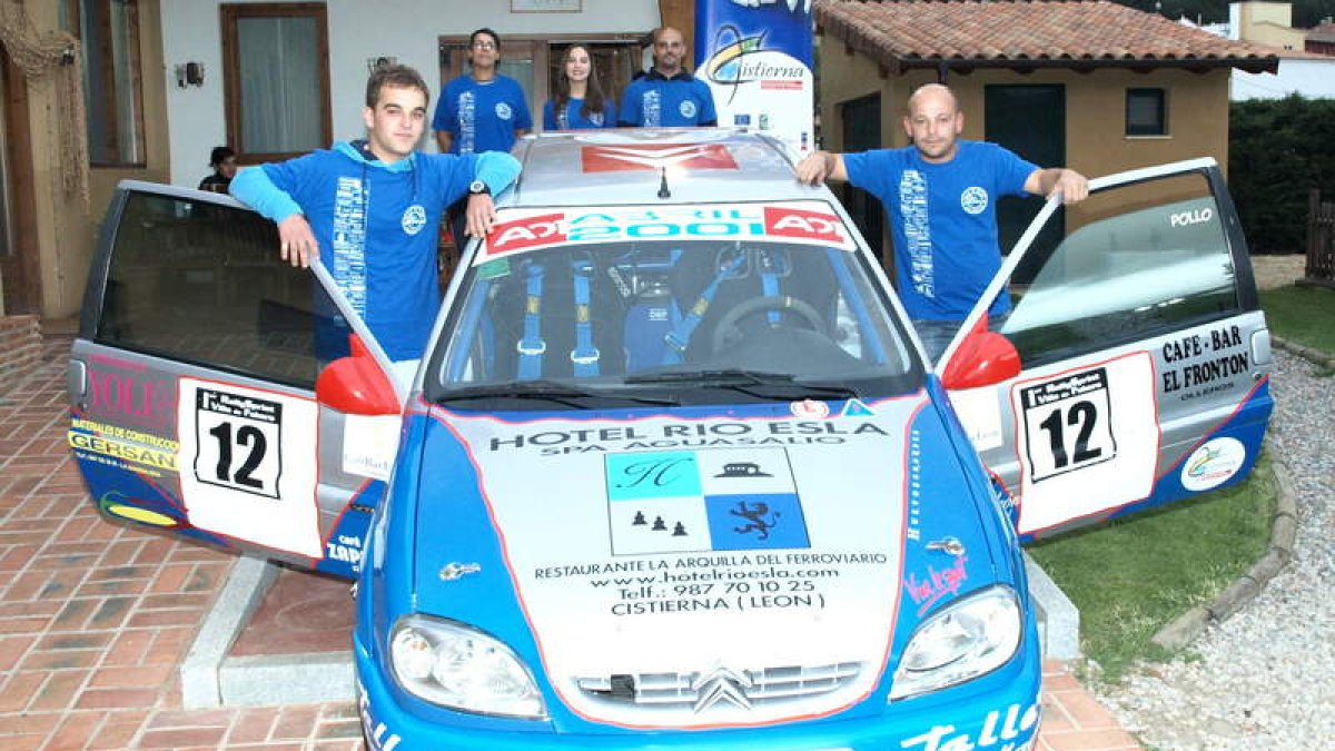 El nuevo equipo de rally con su coche de competición.