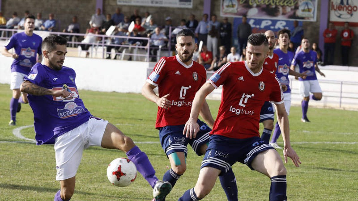 El equipo bañezano se vio completamente superado por el abulense en un mal partido. MARCIANO PÉREZ