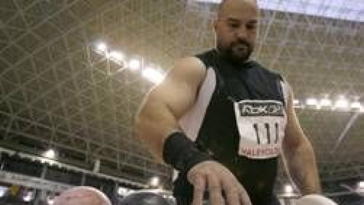 El leonés Manolo Martínez coge uno de los pesos antes de un lanzamiento en el Ciudad de Valencia