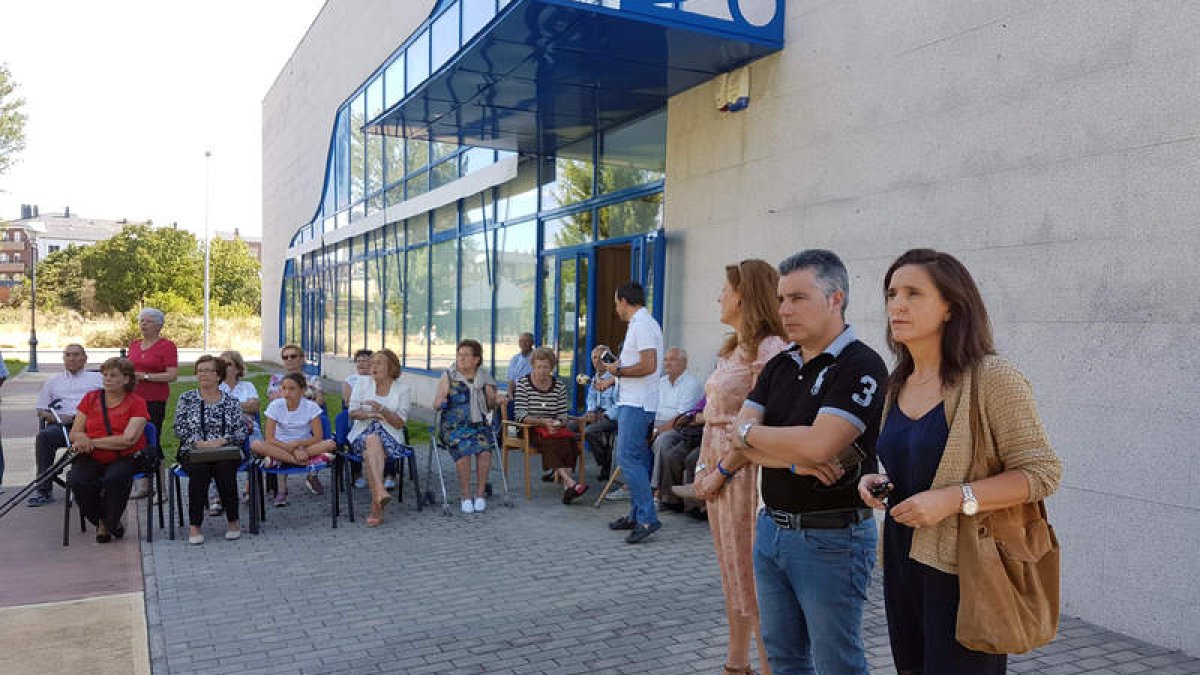 Los ediles de USE, ante la sentada de los usuarios. DL