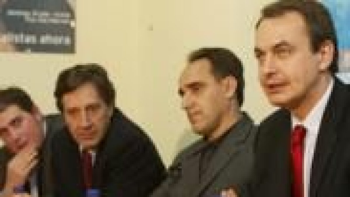Zapatero departió con cargos públicos y militantes del PSOE en Astorga