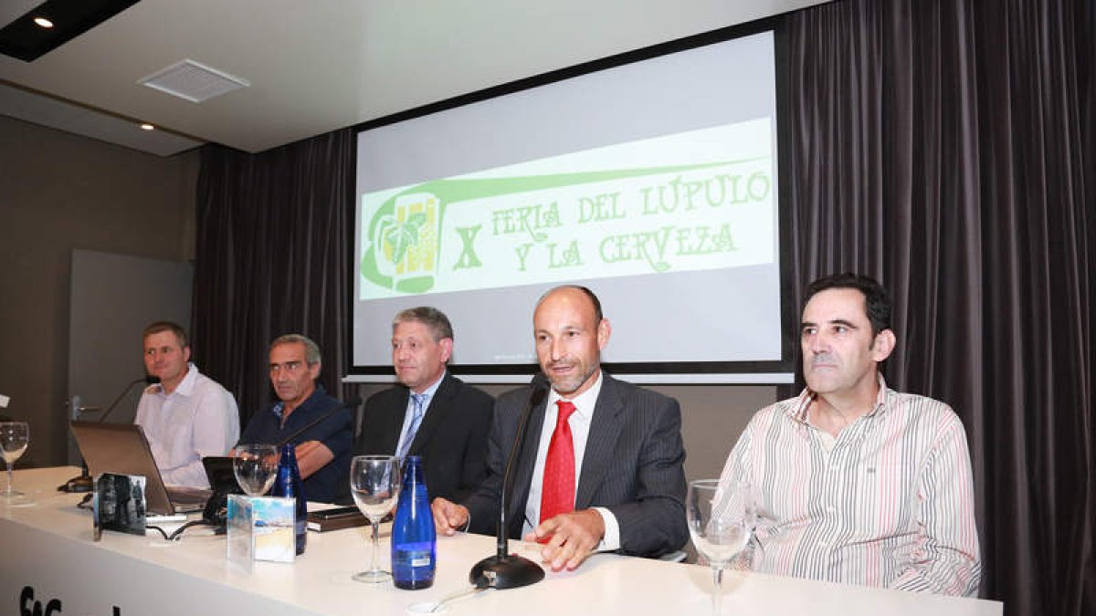 El alcalde de Carrizo de la Ribera, Julio Seoánez, presentó ayer la Feria del Lúpulo y la Cerveza en El Corte Inglés.