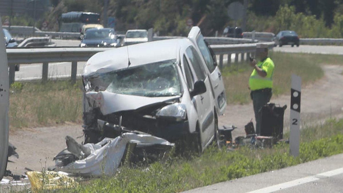 Estado en el que quedó la furgoneta tras colisionar contra el camión. L. DE LA MATA