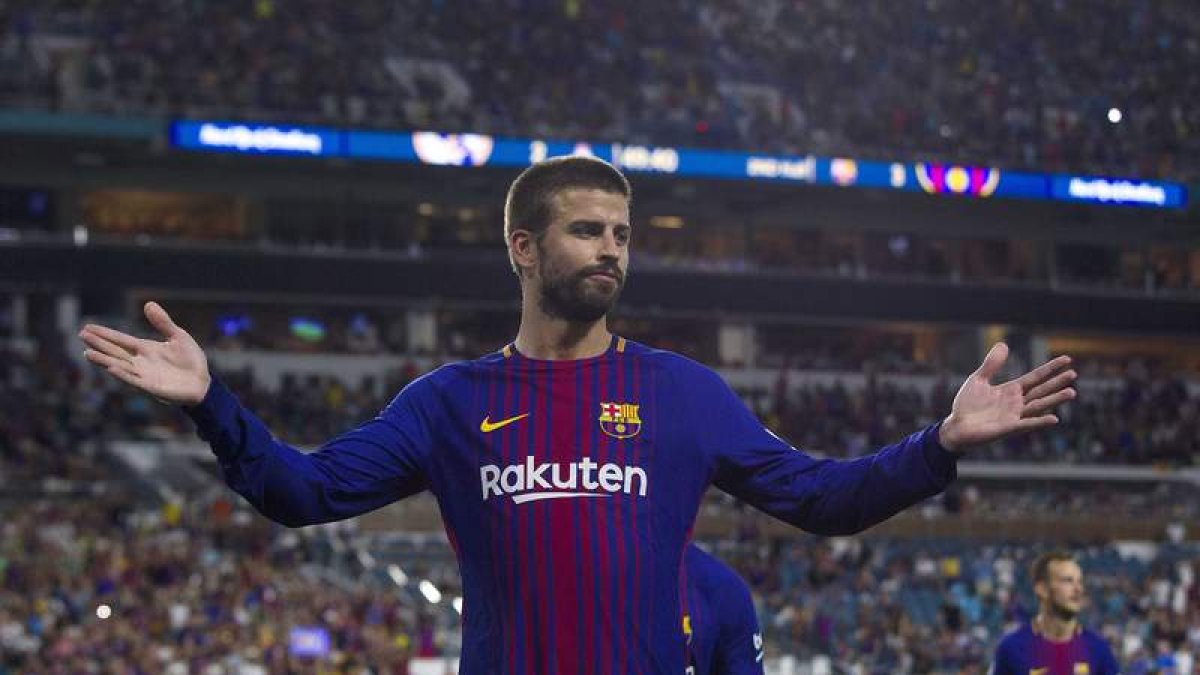 Piqué celebra su gol, el tercero del Barcelona ante el Real Madrid en Miami. EDU BAYER
