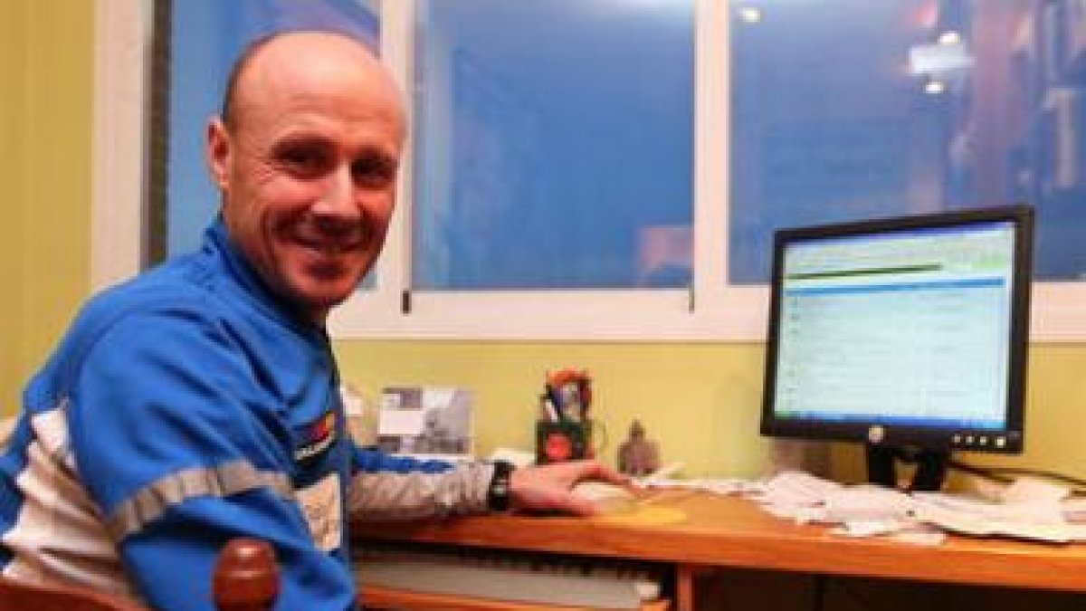 El ultrafondista leonés Salva Calvo investiga métodos de entrenamiento en el ordenador de su casa.