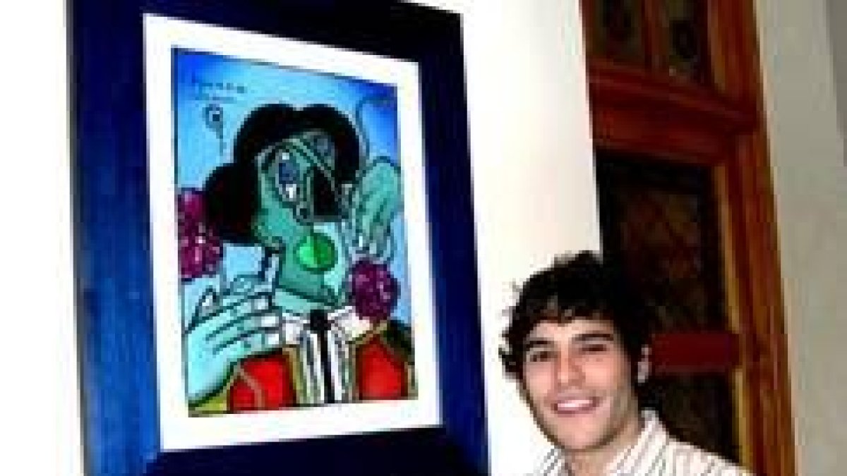 El artista, junto a una de sus obras más características