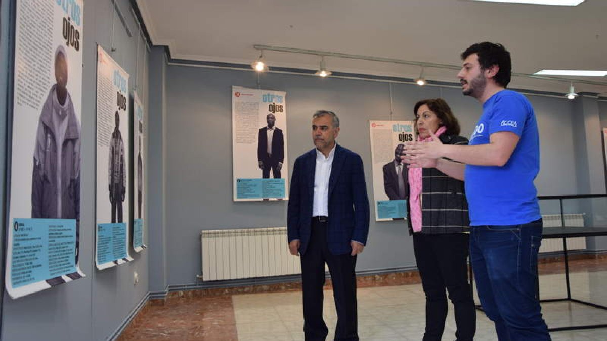El alcalde y la concejala de Servicios Sociales inauguran la muestra. RUBÉN PRIETO