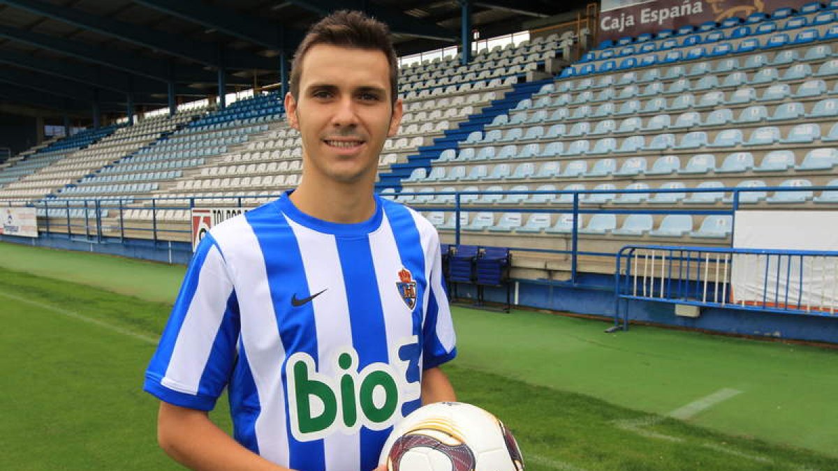 El jugador fue presentado ayer en El Toralín y portará el dorsal cinco en la zamarra.