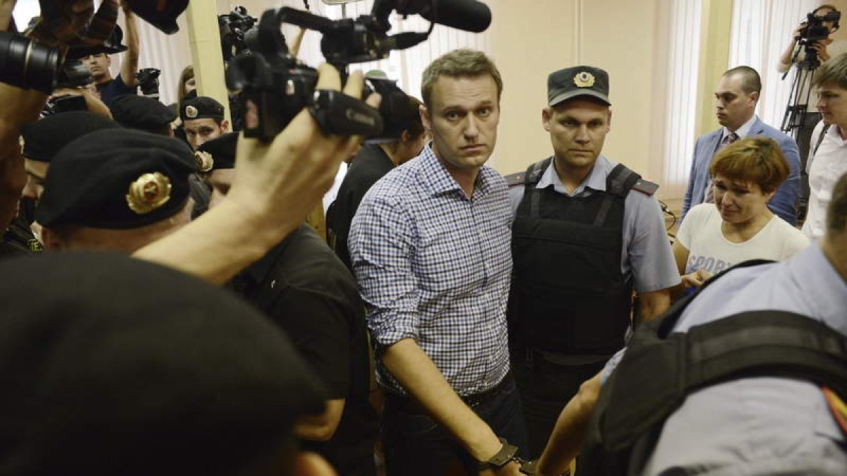 El opositor ruso Navalni, esposado durante una de sus detenciones. VALENTINA SVISTUNOVA