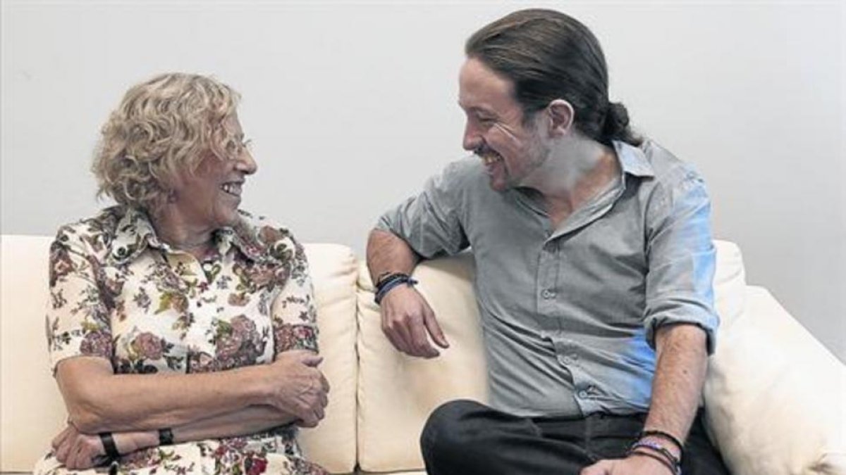Manuela Carmena charla con Pablo Iglesias en julio del 2015.