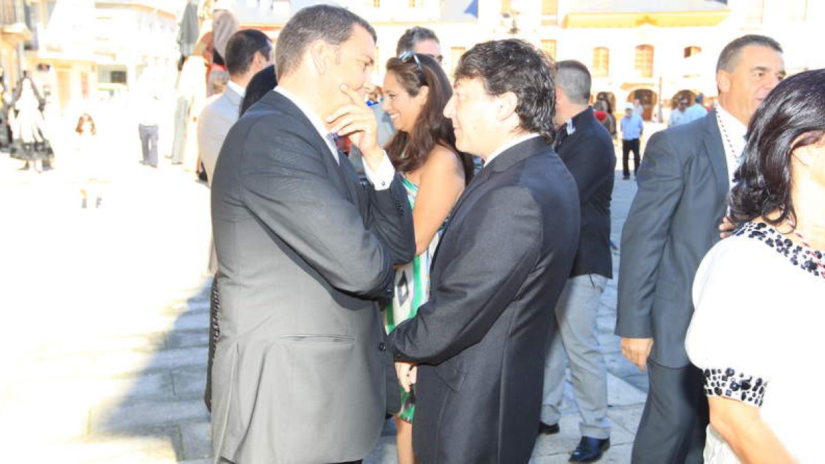 Riesco charla con Folgueral en el día grande de La Encina, con Álvarez cerca de ellos.