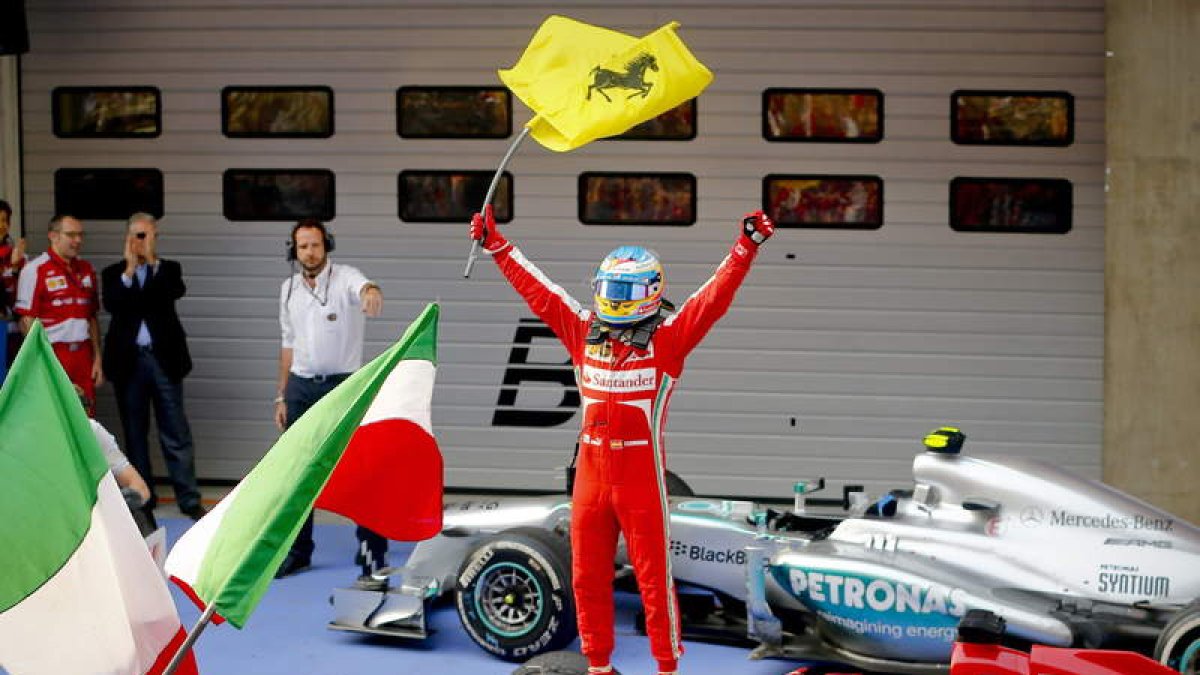 Alonso celebró su triunfo con una bandera de Ferrari.