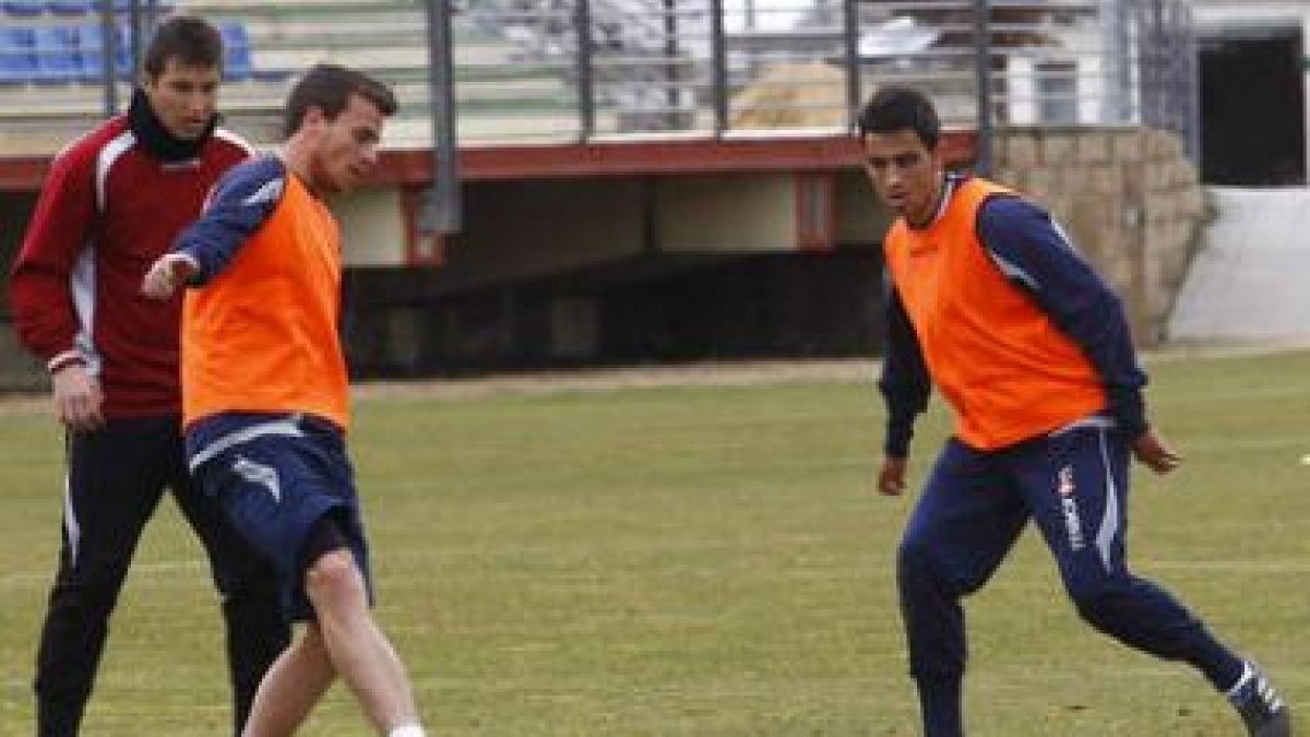 El preparador físico Aurelio, a la izquierda, junto a Santi Santos y Víctor en un entrenamiento.