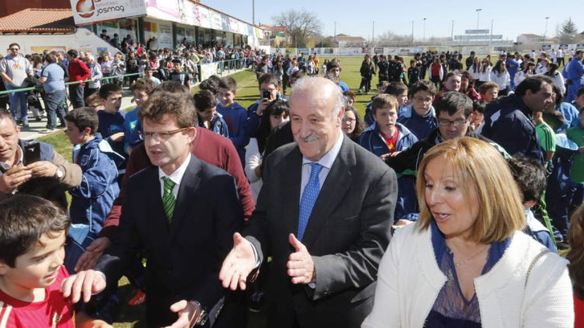 Del Bosque fue recibido por una multitud de niños en La Eragudina.
