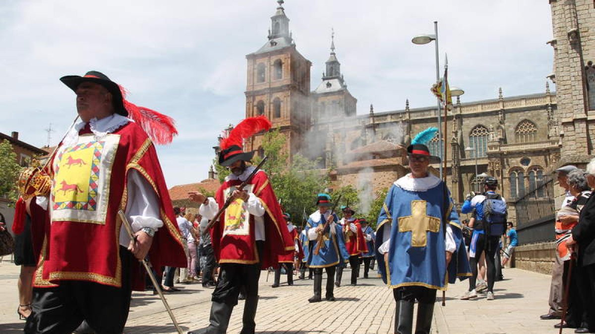 Procesión de La Zuiza, con la Catedral de Astorga al fondo del desfile. SECUNDINO PÉREZ