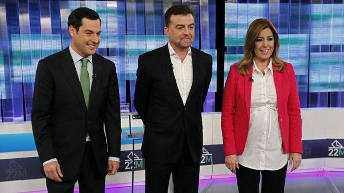 La candidata socialista a la Presidencia de la Junta de Andalucía, Susana Díaz, y los candidatos por IU, Antonio Maillo (c) y el popular Juanma Moreno, momentos antes de comenzar el debate electoral, esta noche en Sevilla.