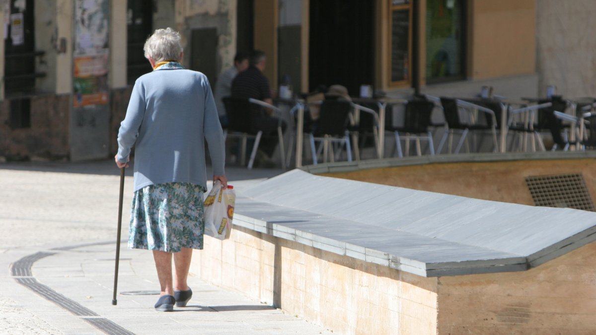 Una mujer mayor, en Ponferrada. ANA F. BARREDO