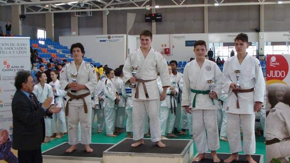Pablo Fernández luce su medalla de bronce que le acredita como tercer clasificado. DL