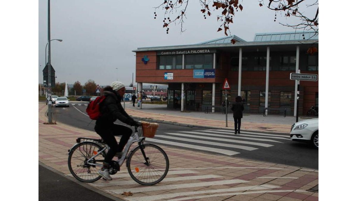 El carril bici a la altura del centro de la Palomera es el punto más crítico de todo el recorrido.
