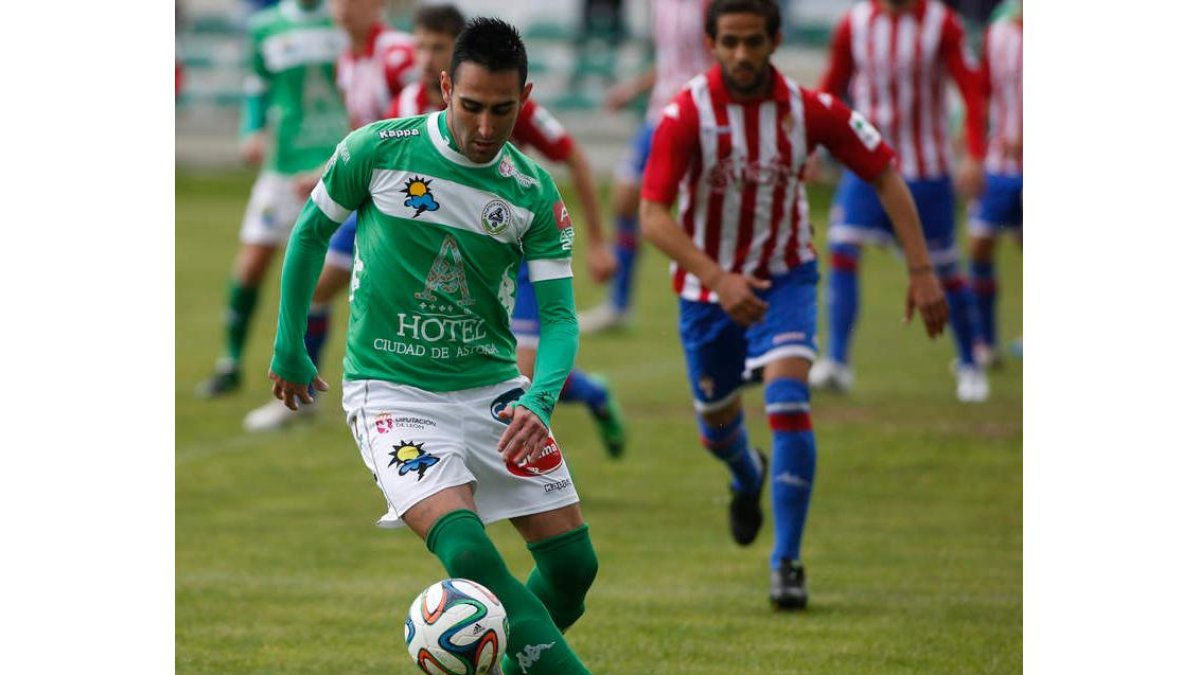 Roberto Puente formará la dupla ofensiva con Borjas ante el equipo burgalés