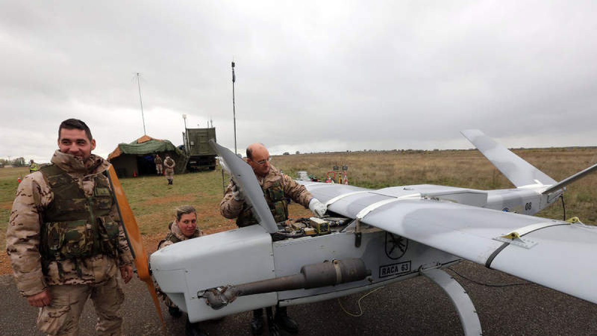 Pruebas militares con drones en la base del Ferral del Bernesga. MARCIANO