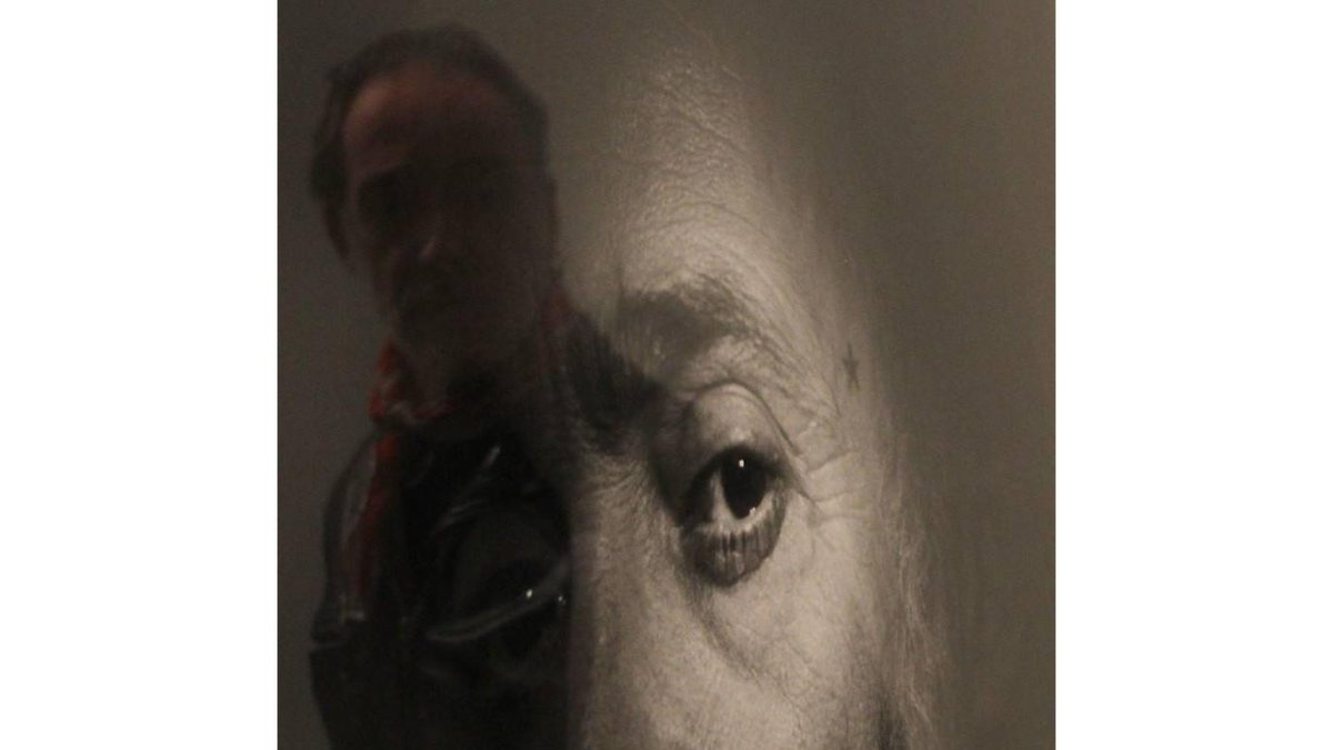 ALberto García Álix se refleja en una de sus obras