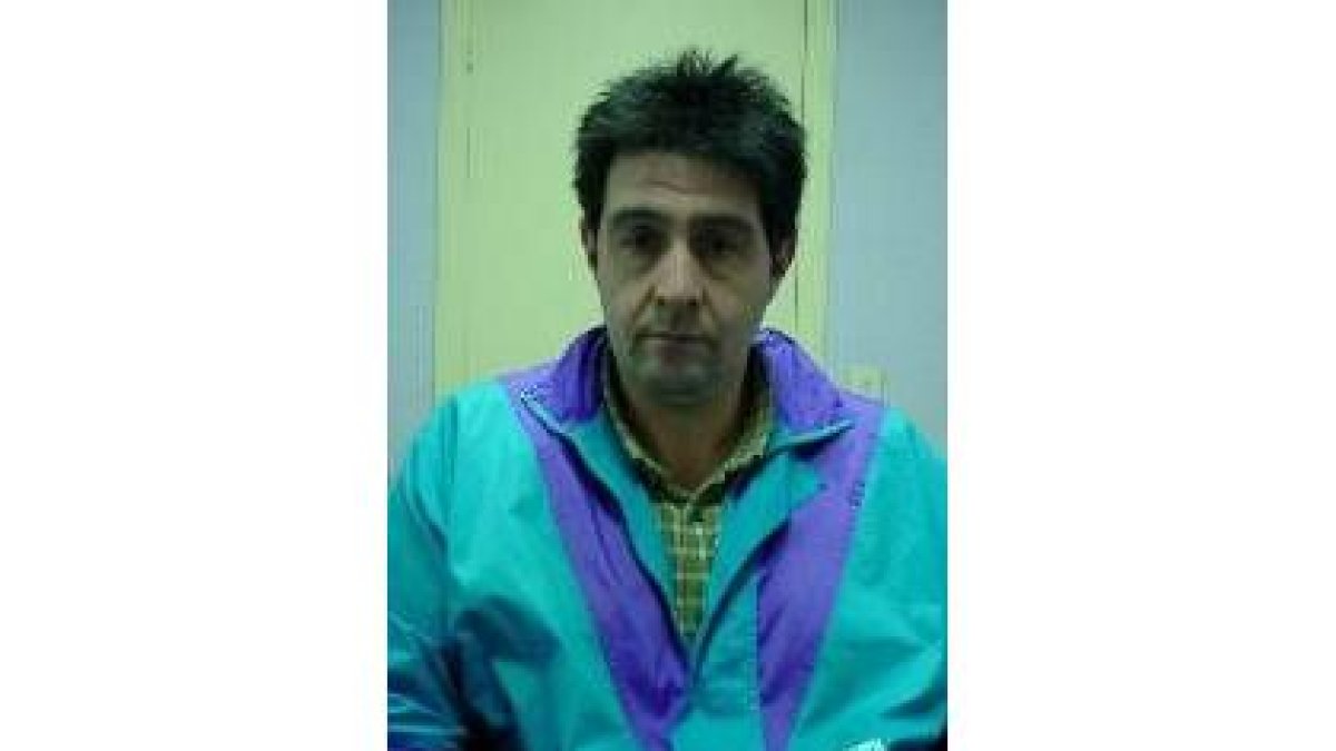 Vicente Valderrey dedica su tiempo libre a tallar madera