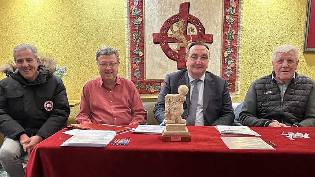 Felipe Redondo, José Manuel Vázquez, Manuel Belinchón y Pepe Estrada, durante la presentación. DL