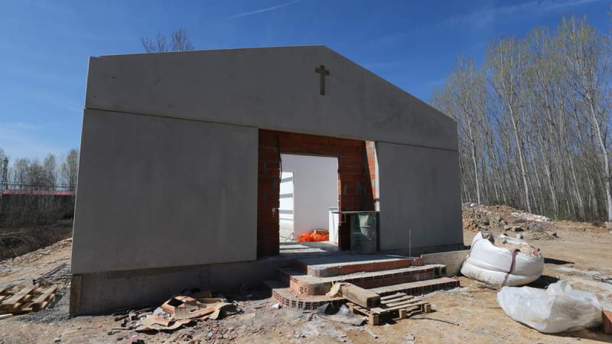 Esta es la edificación de los evangelistas, situada a las afueras de Columbrianos, que ha despertado el malestar vecinal.