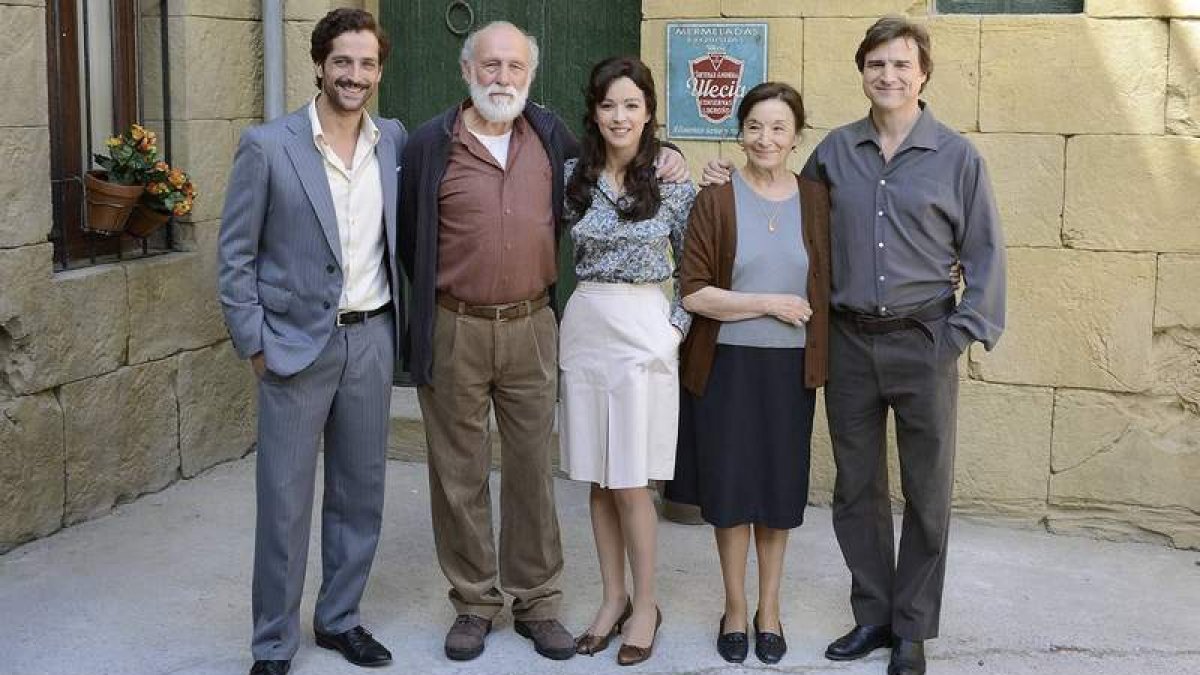 Foto de familia de los actores que encarnan a la familia de los Reverte en ‘Gran Reserva. El origen’.