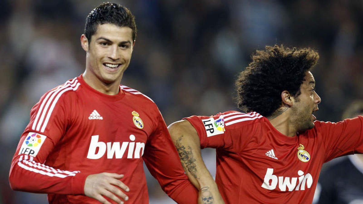 El delantero portugués del Real Madrid, Cristiano Ronaldo, celebra su primer gol junto a su compañero el brasileño Marcelo.