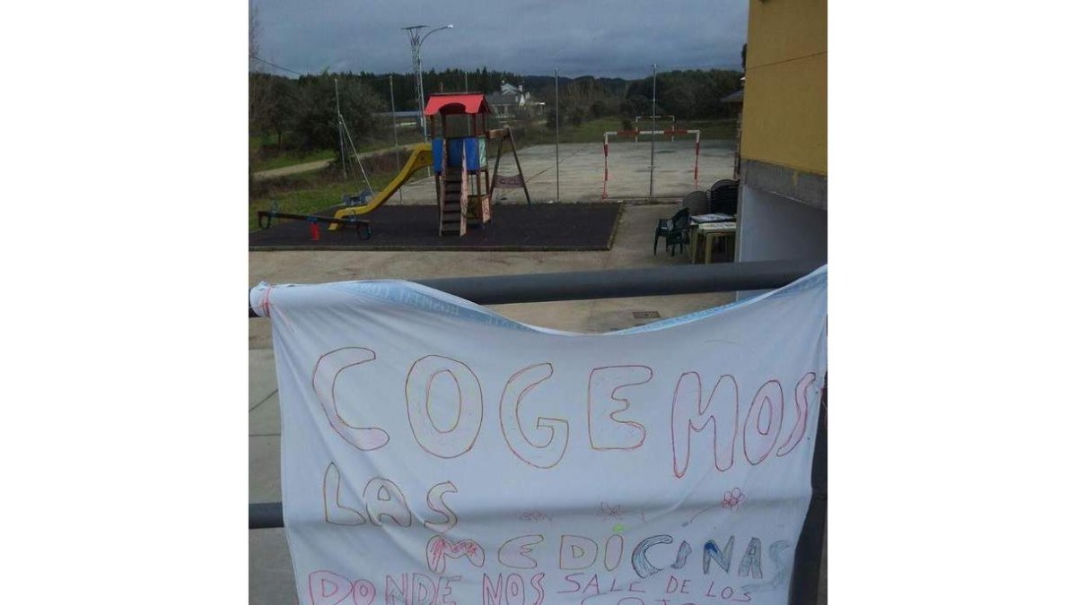 La pancarta, ya retirada, apareció junto al edificio público.