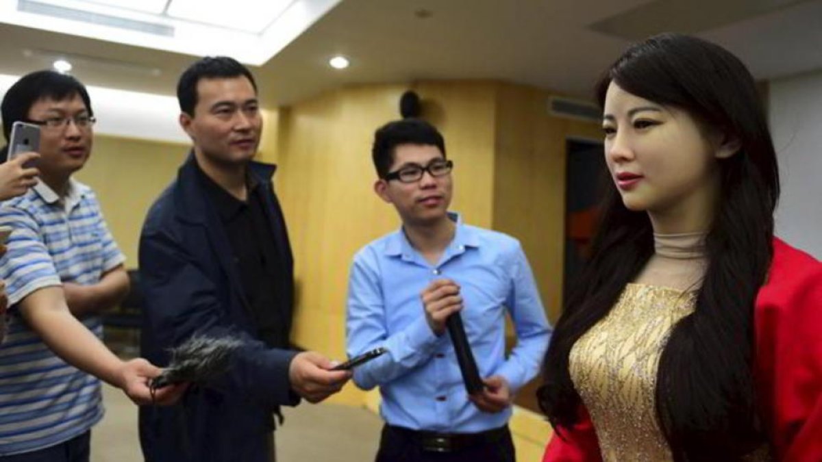 Los creadores de Jia Jia presentan a la 'diosa robot', el pasado viernes, en la Universidad de Hefei.