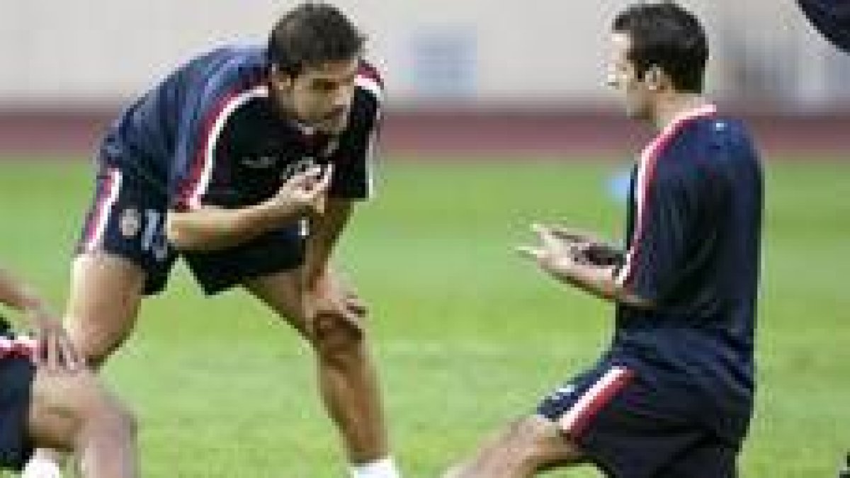 Morientes conserva con su compañero de equipo Giuly durante un entrenamiento
