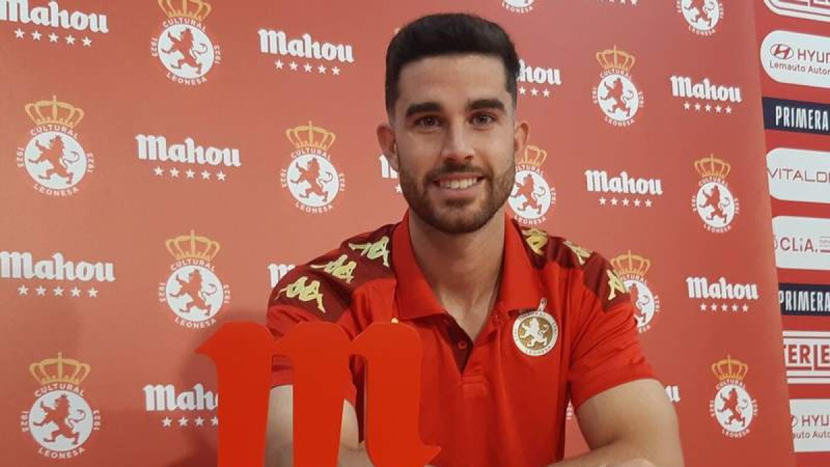 Diego Barri posa con el trofeo que le acredita como ‘Jugador Cinco Estrellas Mahou’. DL