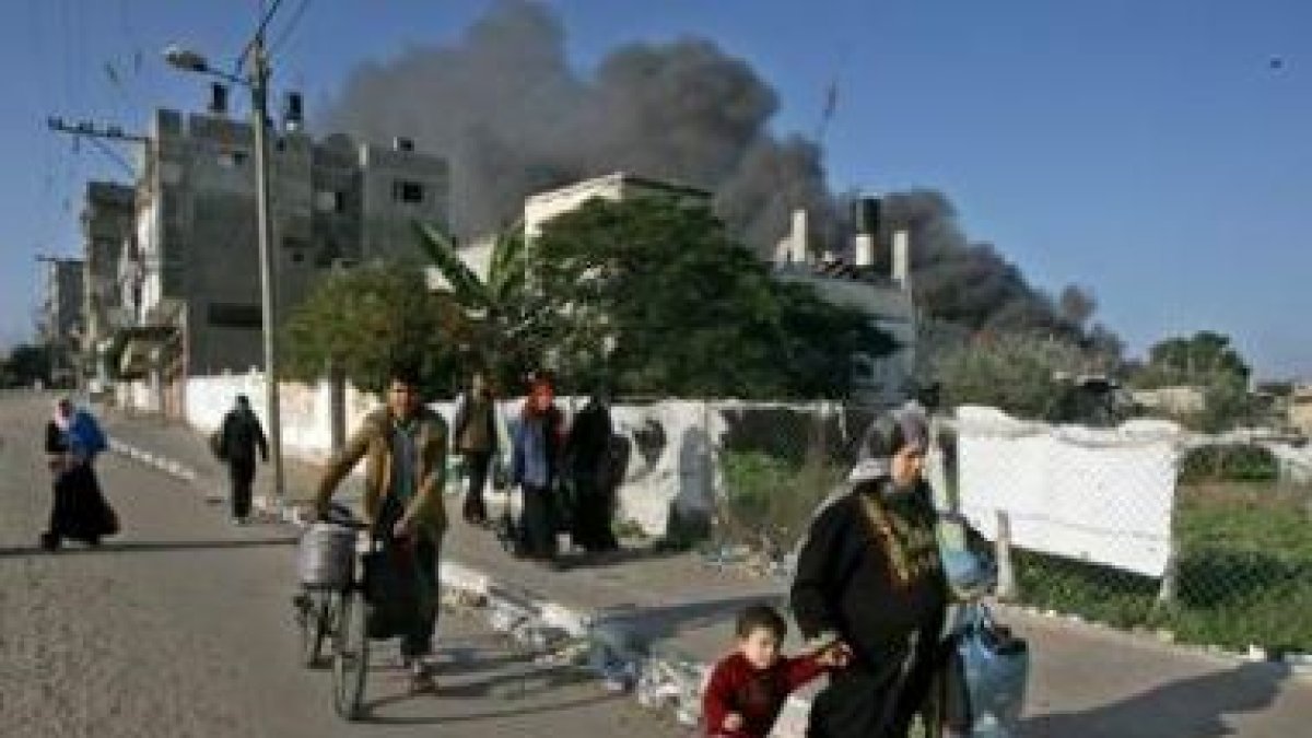Ciudadanos palestinos abandonan su casa en Zaitun