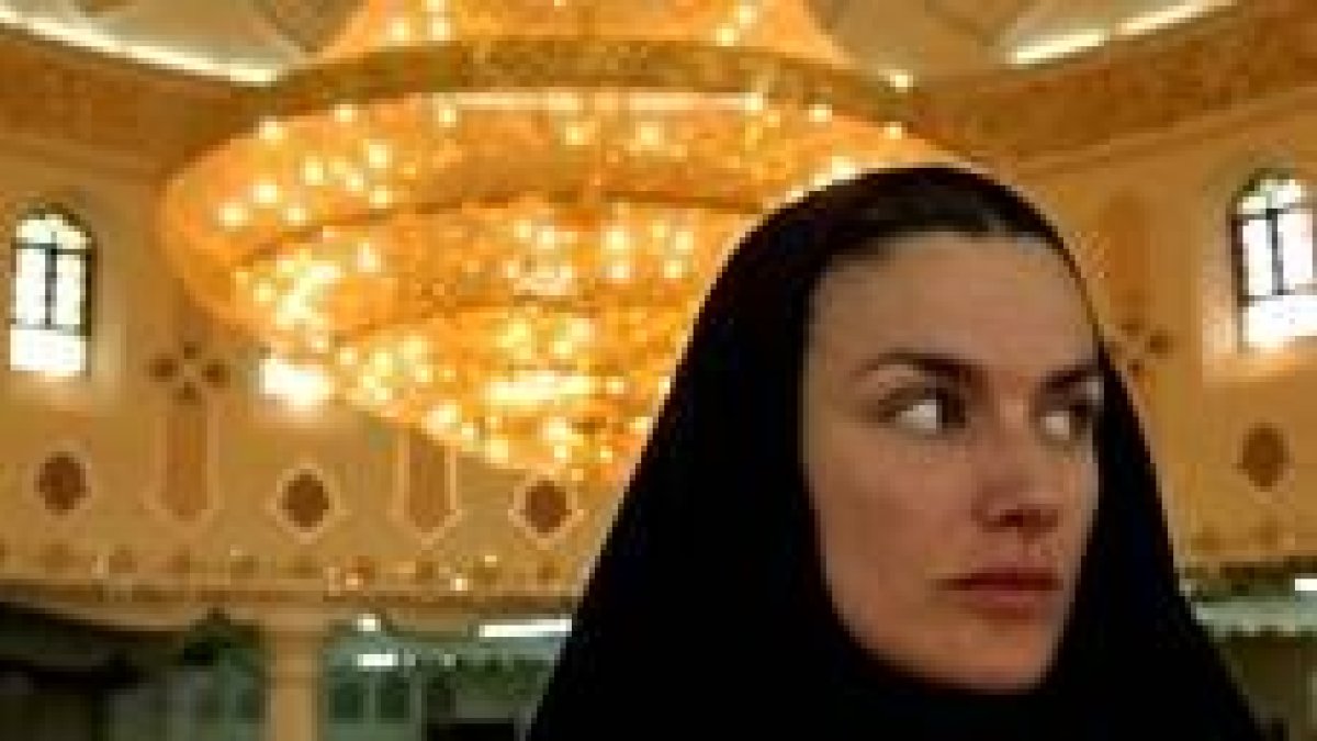 Letizia Ortiz, en abril en Basora, cubierta con una «abaya» para entrar en una mezquita iraquí