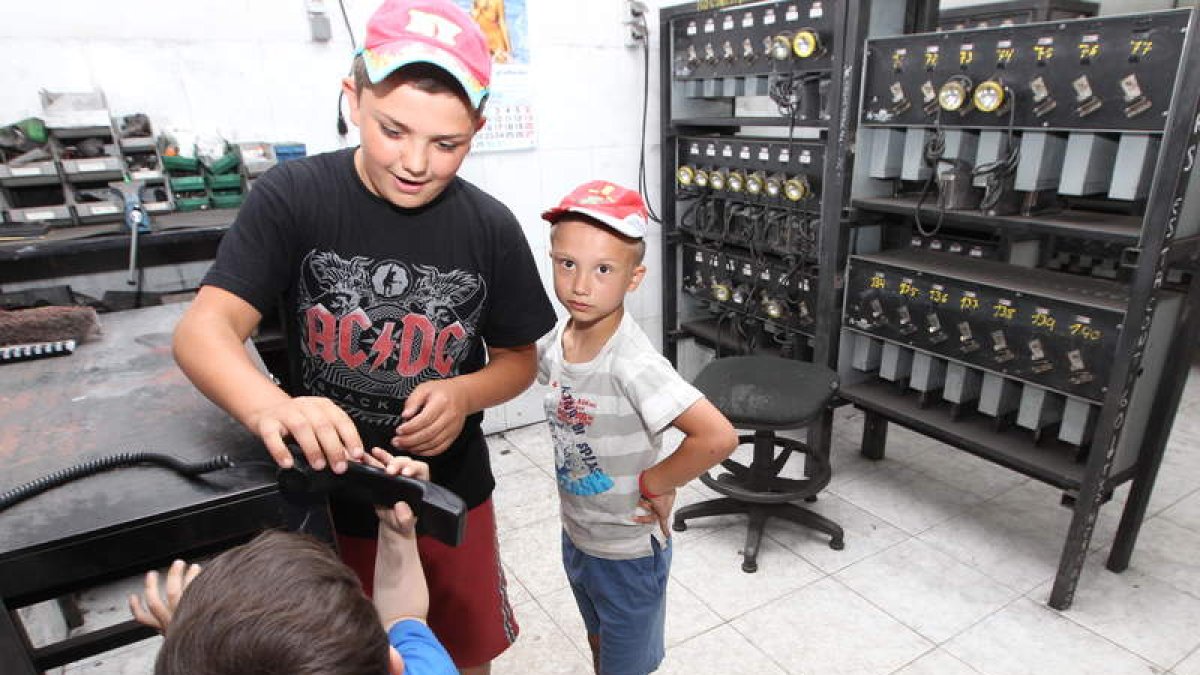 Dos hijos y un sobrino del minero encerrado, Alfredo González, se comunican con él por teléfono.