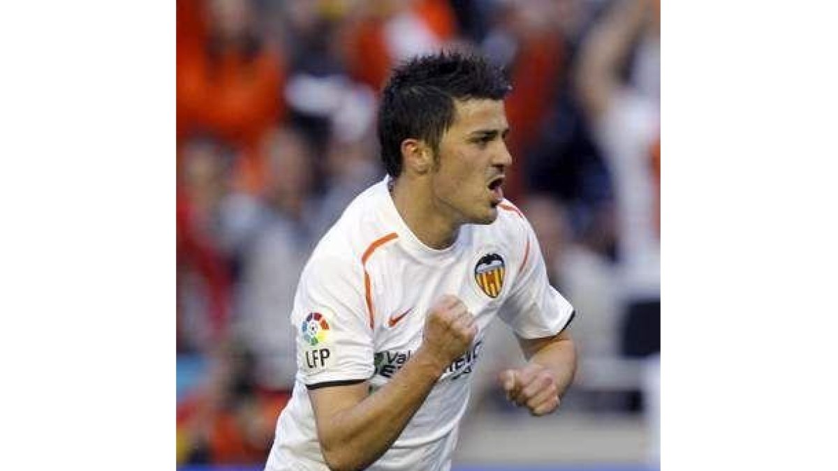 El delantero del Valencia David Villa celebra su gol, que abrió la victoria