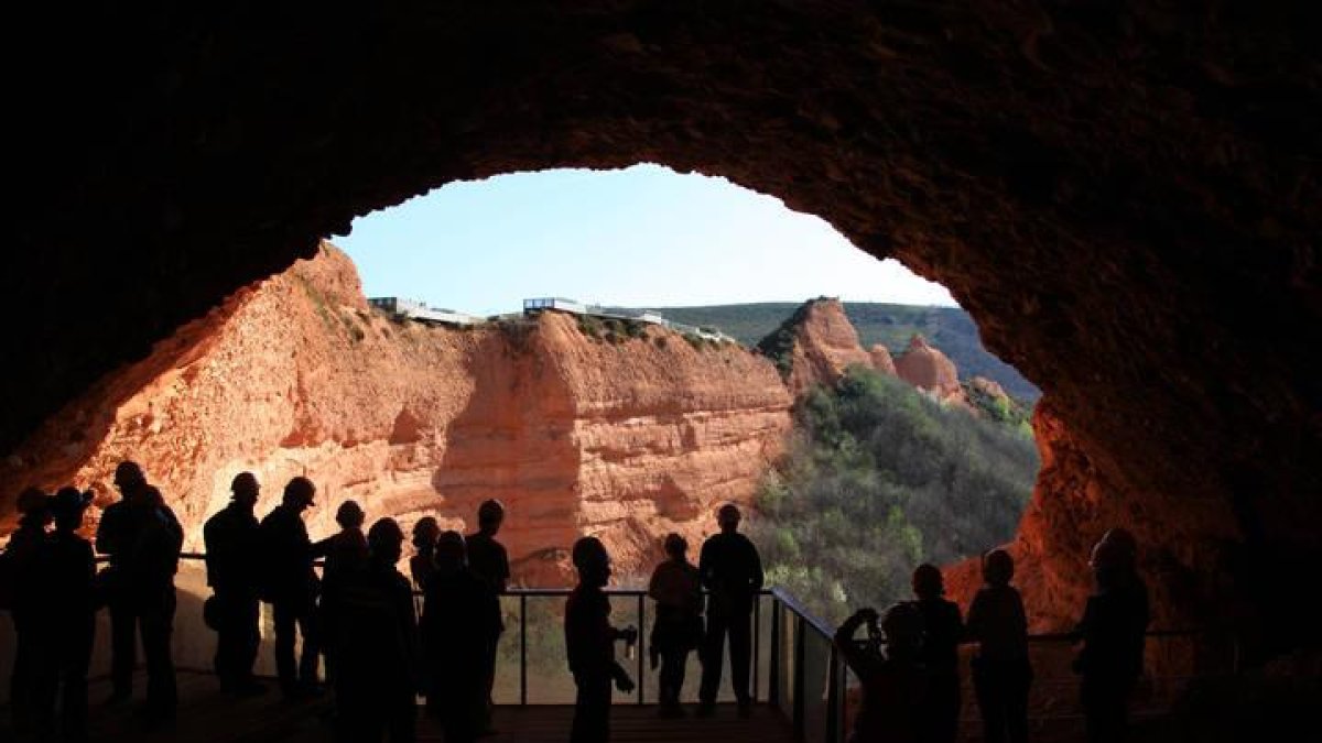 Un grupo de turistas en Las Médulas.