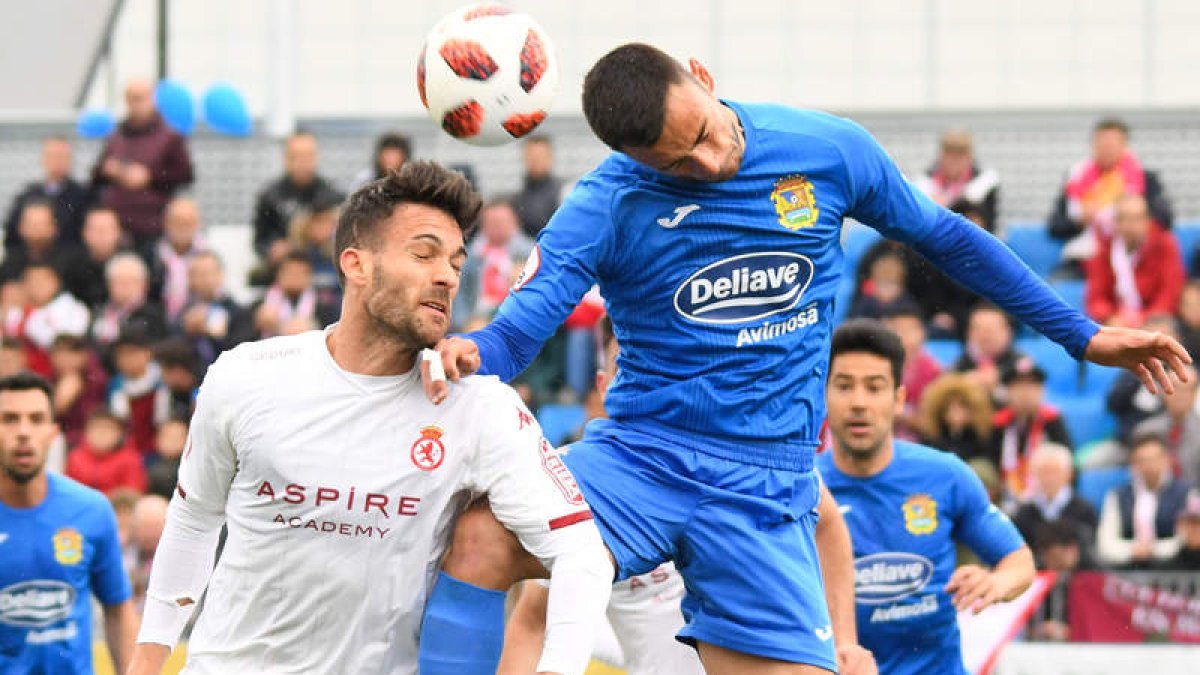 El culturalista Jorge Ortiz pelea por el balón con un rival en un lance del encuentro disputado en el Fernando Torres de Fuenlabrada. JORGE ORTEGA