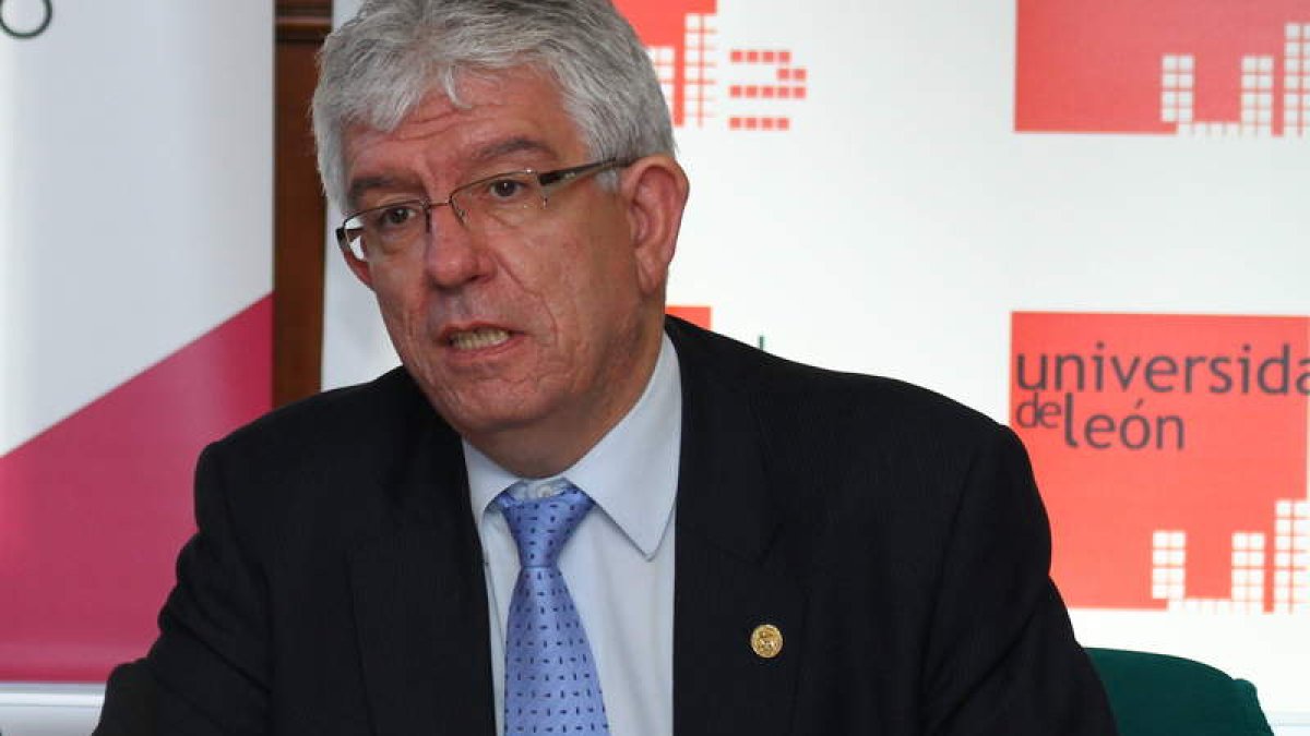 El rector de la Universidad de León, José Ángel Hermida ocupará el cargo hasta el 2016.