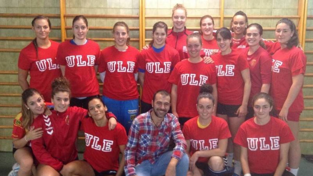 Las jugadoras del Carobels ULE Cleba con el nuevo dietista