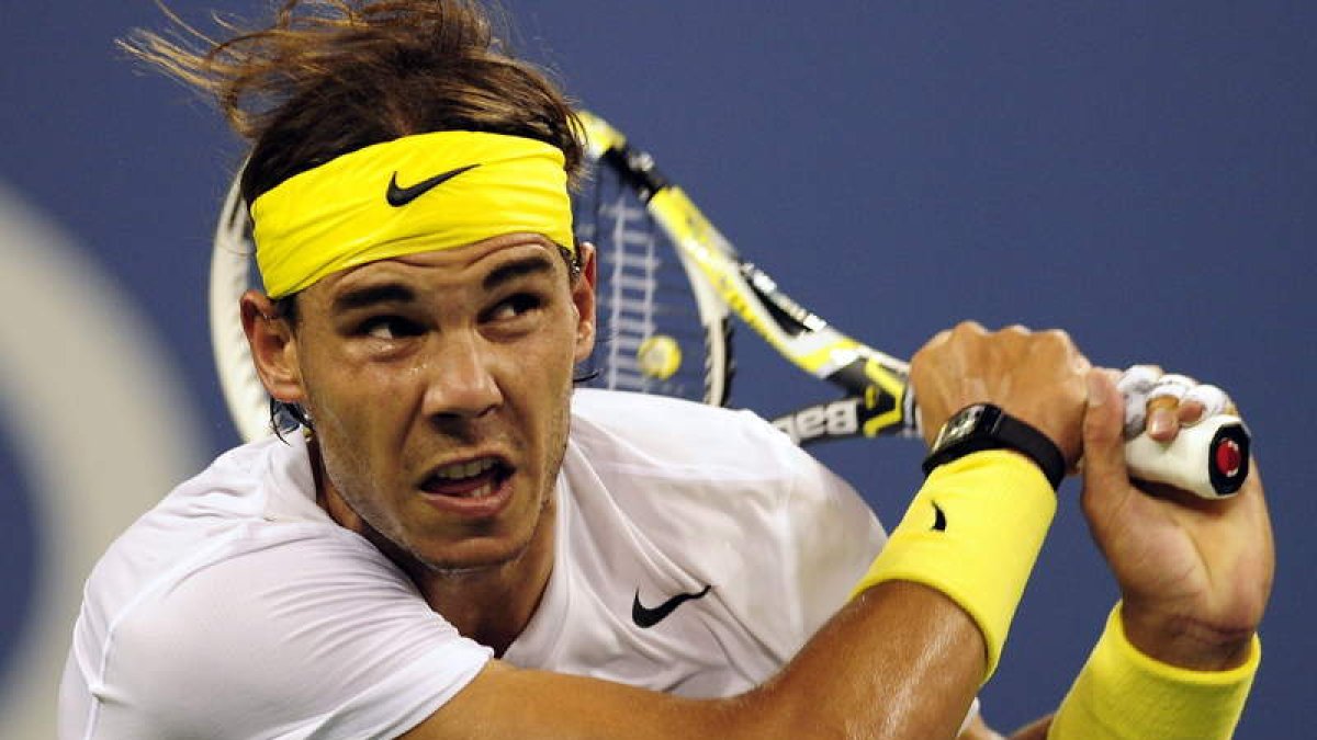 Nadal devuelve una bola ante Andrey Golubev.