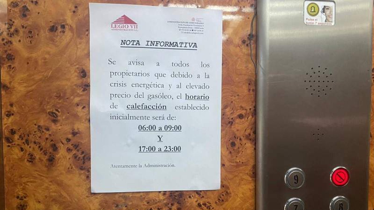 Las comunidades de propietarios ya advierten de los recortes en los horarios. DL