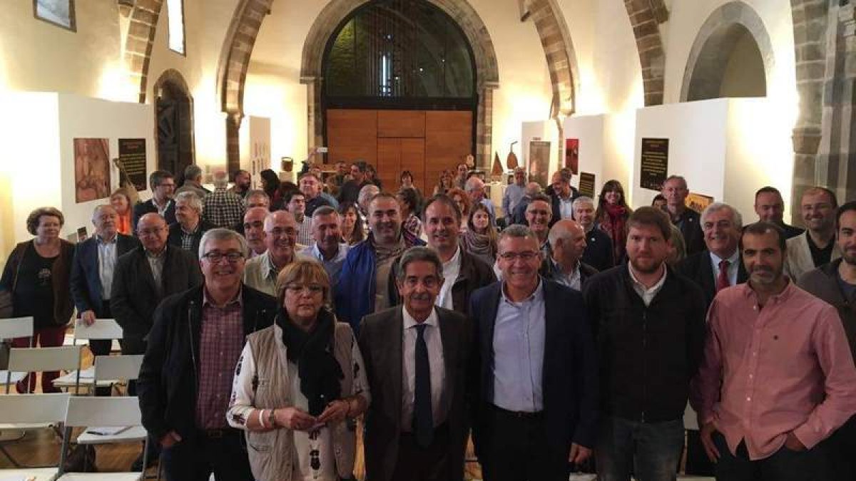 Los alcaldes de las zonas de montaña, entre los que destaca Carmen Mallo, junto a Revilla. DL